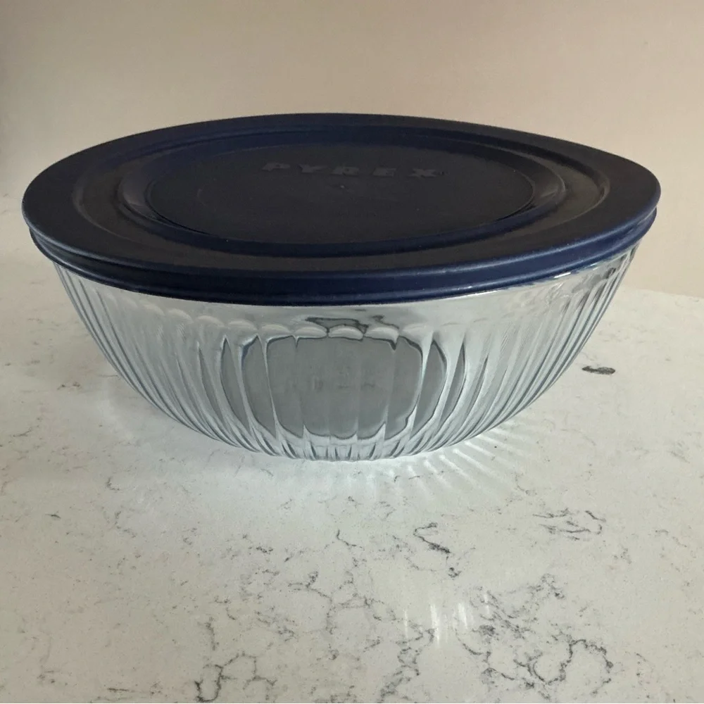 Pyrex 4.5 L ribbed clear glass mixing bowl with navy blue lid #7403-S - Picture 2 of 6